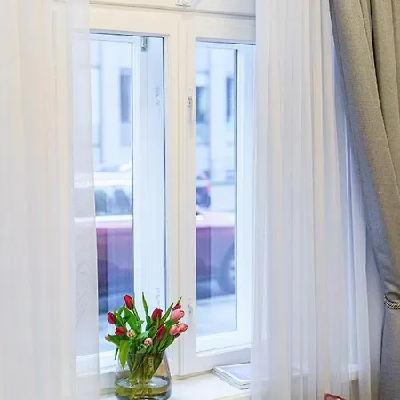 Moder Chic In Center-prime *