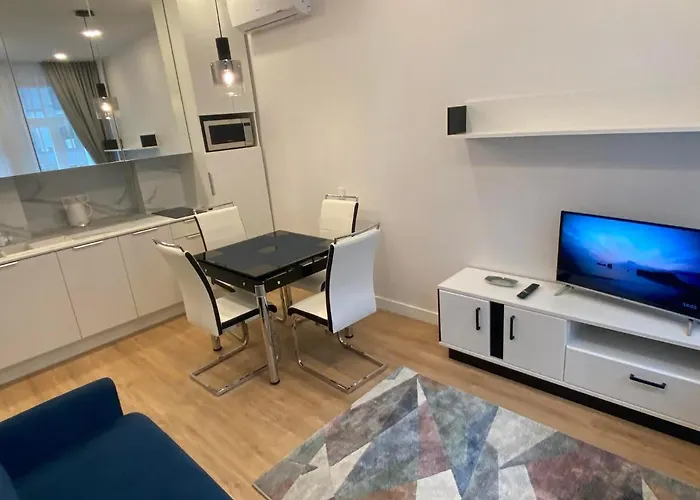 Moder Chic In Center-prime