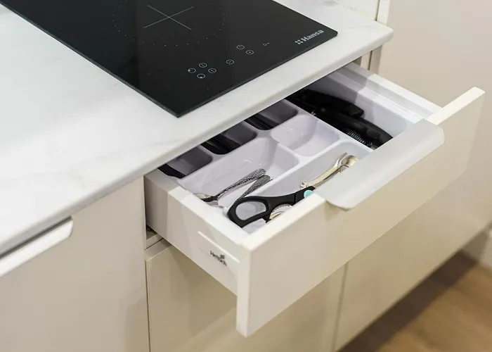 Moder Chic In Center-prime